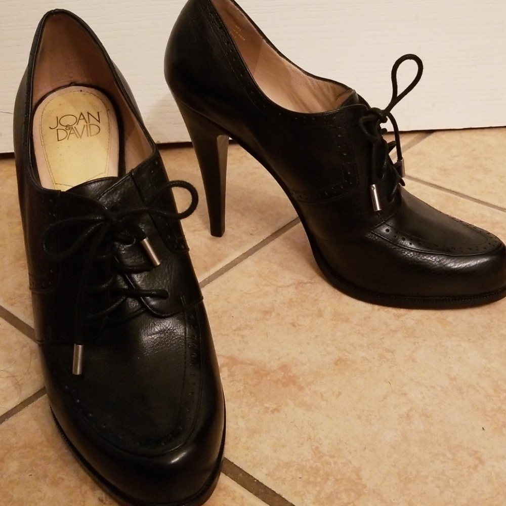 Black lace-up pumps